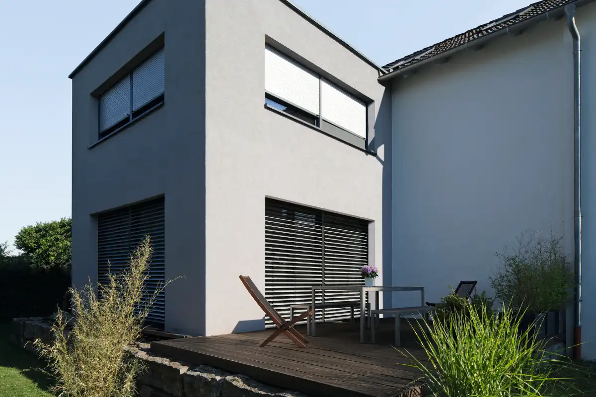 Moderne Terrasse mit Sitzgelegenheit und Sonnenschutz