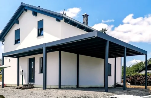 Flachdachcarport führt um die Ecke eines Einfamilienhauses