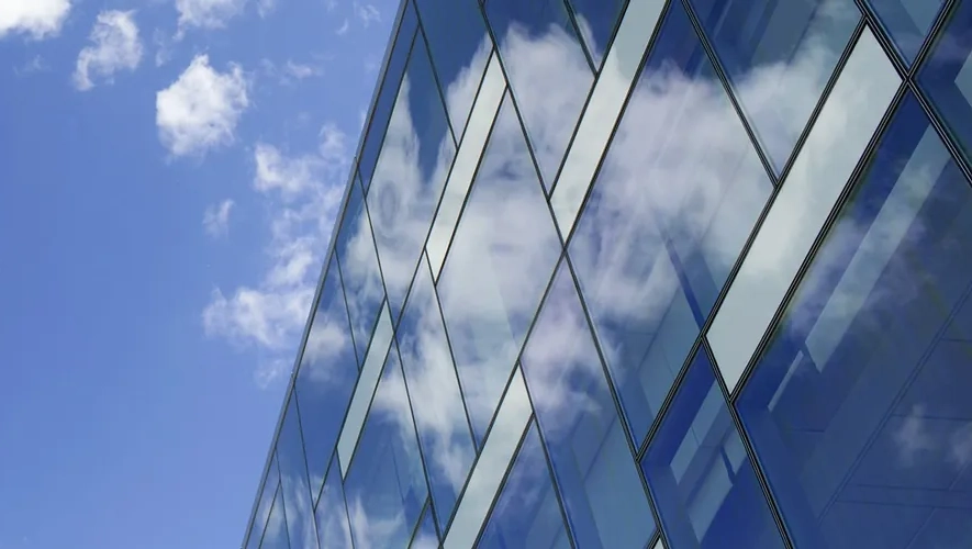 Große Glasfront mit Fensterfolien