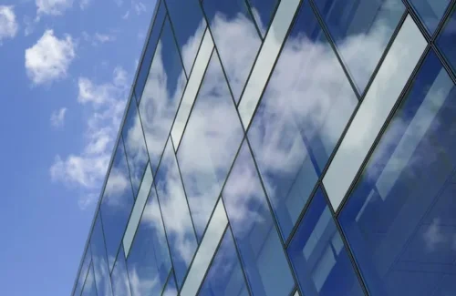 Große Glasfront mit Fensterfolien