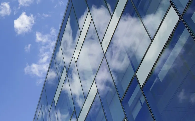 Große Glasfront mit Fensterfolien