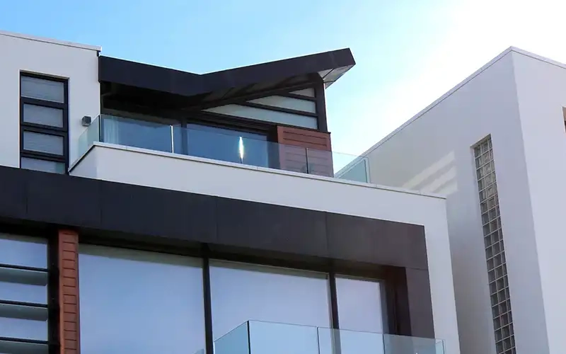 Haus mit großen Glasfronten und Absturzsicherungen aus Glas